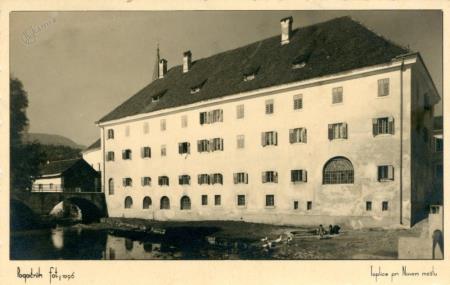 Podžleb – krajevno kopališče in perišče ob izteku tople vode iz bazenov Kopališkega doma v Sušico, posneto pred drugo sv. vojno: Foto Pogačnik, hrani Knjižnica Mirana Jarca Novo mesto